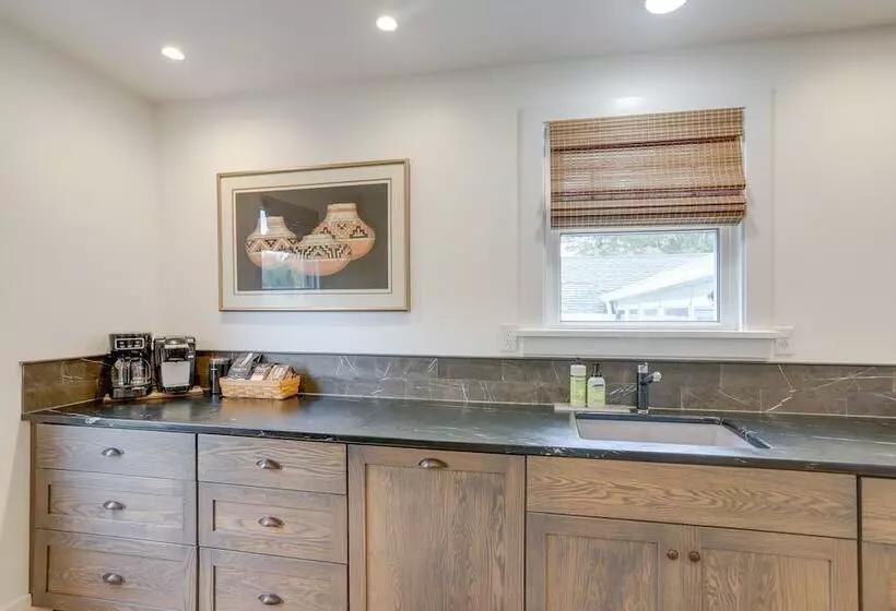 Cozy Cottage In Historic Village: Near Cedar Point