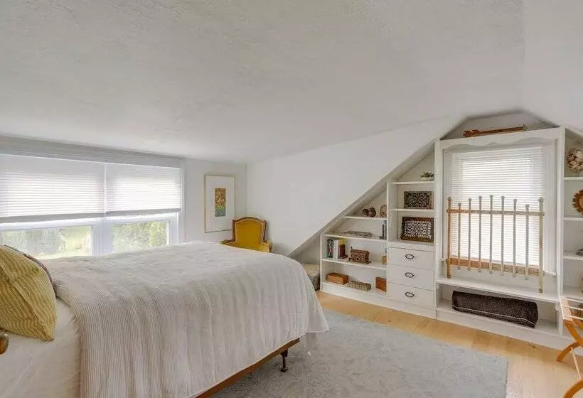 Cozy Cottage In Historic Village: Near Cedar Point