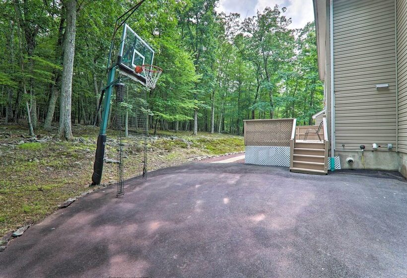 East Stroudsburg Hideaway W/ 2 Community Pools!