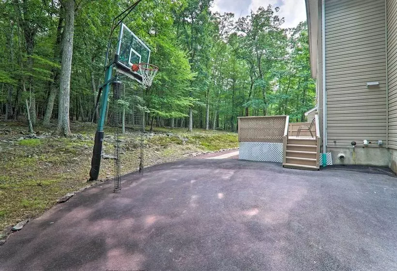 East Stroudsburg Hideaway W/ 2 Community Pools!