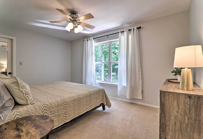 East Stroudsburg Hideaway W/ 2 Community Pools!