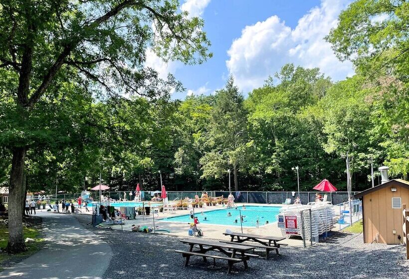 East Stroudsburg Hideaway W/ 2 Community Pools!