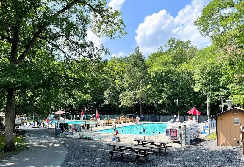 East Stroudsburg Hideaway W/ 2 Community Pools!