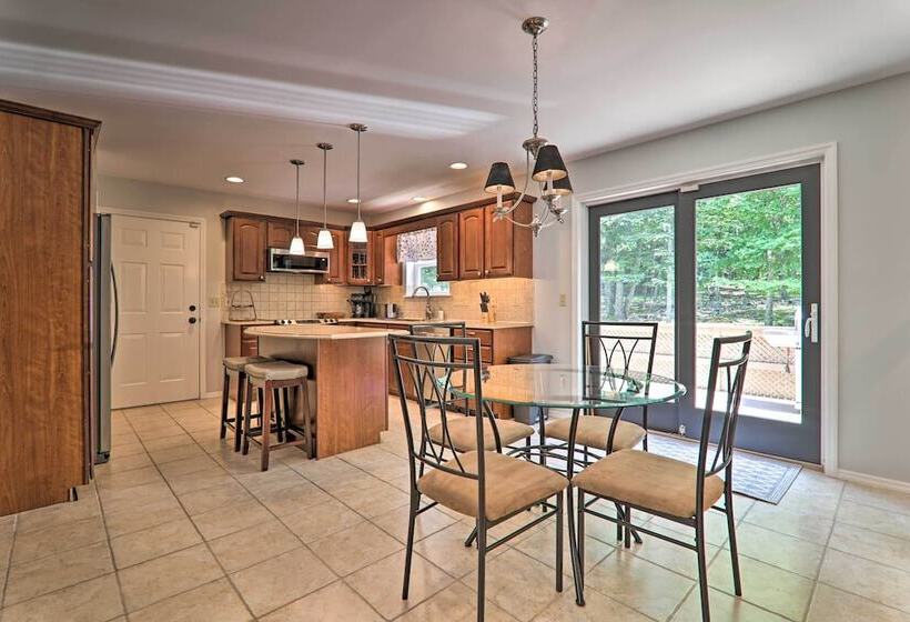 East Stroudsburg Hideaway W/ 2 Community Pools!