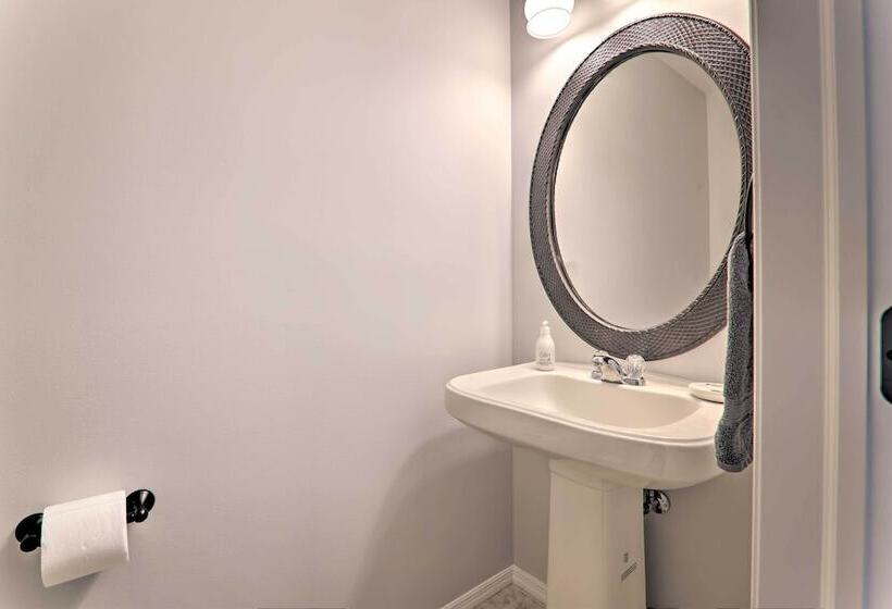 East Stroudsburg Hideaway W/ 2 Community Pools!