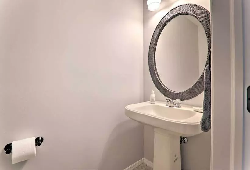 East Stroudsburg Hideaway W/ 2 Community Pools!