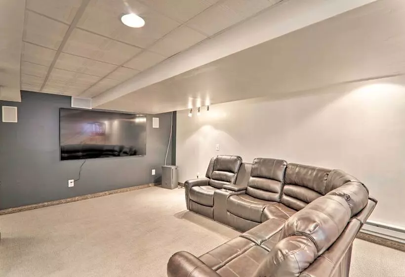 East Stroudsburg Hideaway W/ 2 Community Pools!
