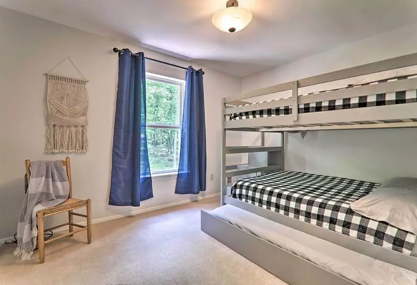 East Stroudsburg Hideaway W/ 2 Community Pools!