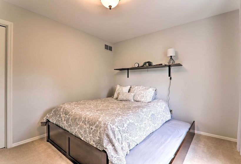 East Stroudsburg Hideaway W/ 2 Community Pools!