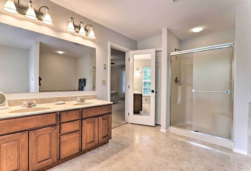 East Stroudsburg Hideaway W/ 2 Community Pools!