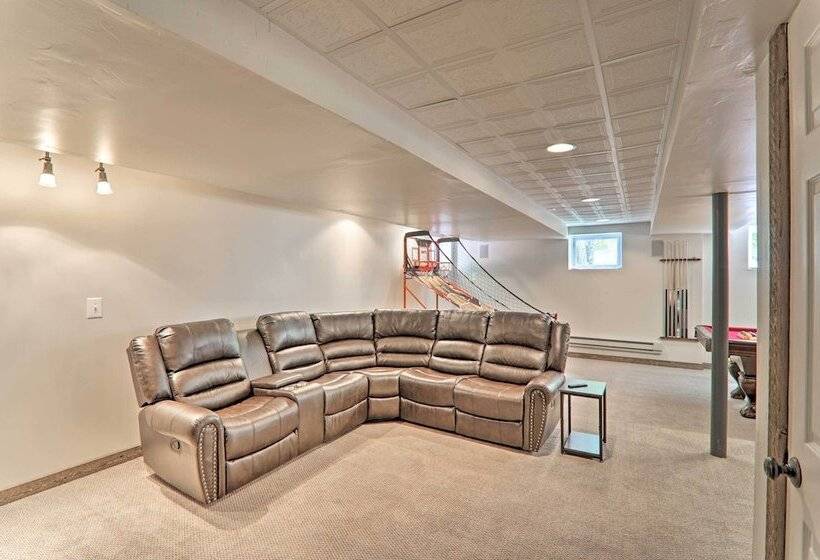 East Stroudsburg Hideaway W/ 2 Community Pools!