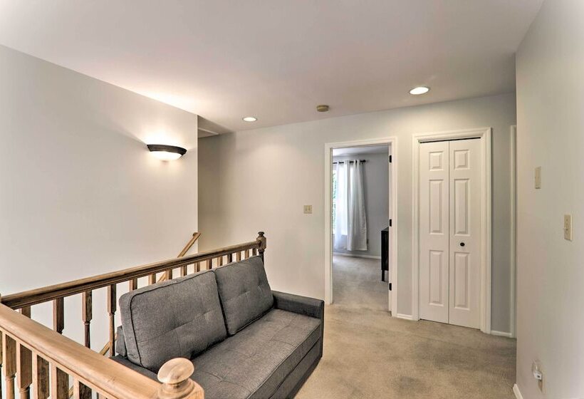 East Stroudsburg Hideaway W/ 2 Community Pools!