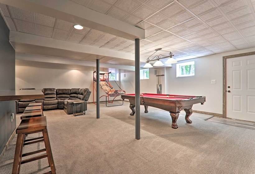 East Stroudsburg Hideaway W/ 2 Community Pools!