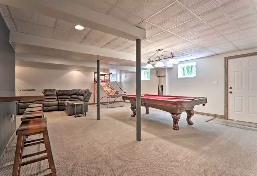 East Stroudsburg Hideaway W/ 2 Community Pools!