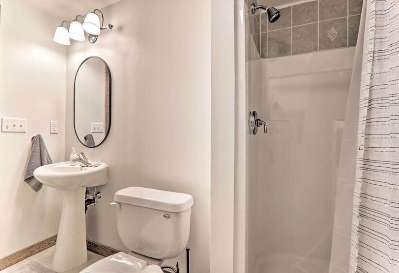 East Stroudsburg Hideaway W/ 2 Community Pools!