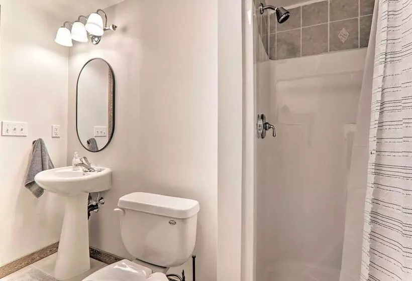 East Stroudsburg Hideaway W/ 2 Community Pools!