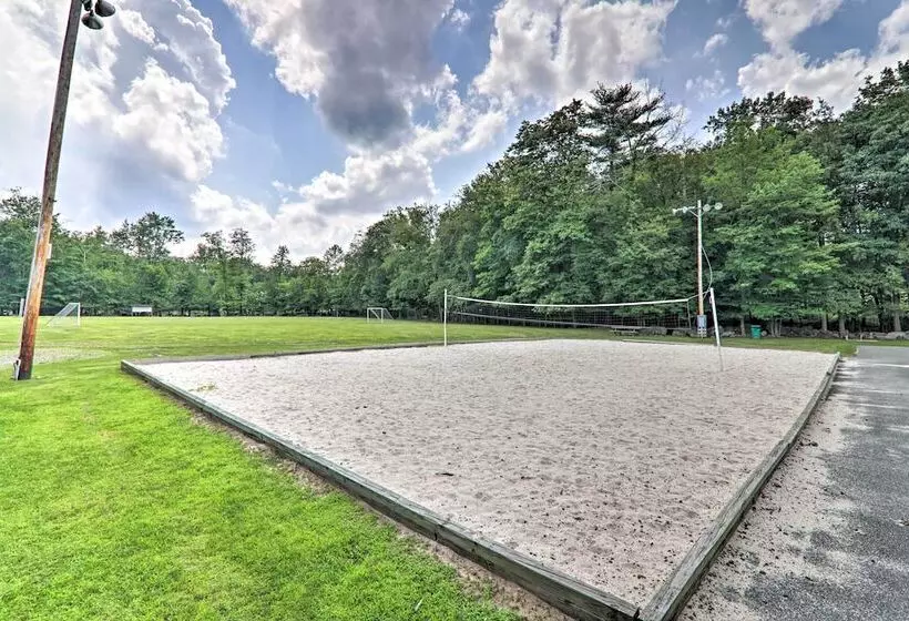 East Stroudsburg Hideaway W/ 2 Community Pools!