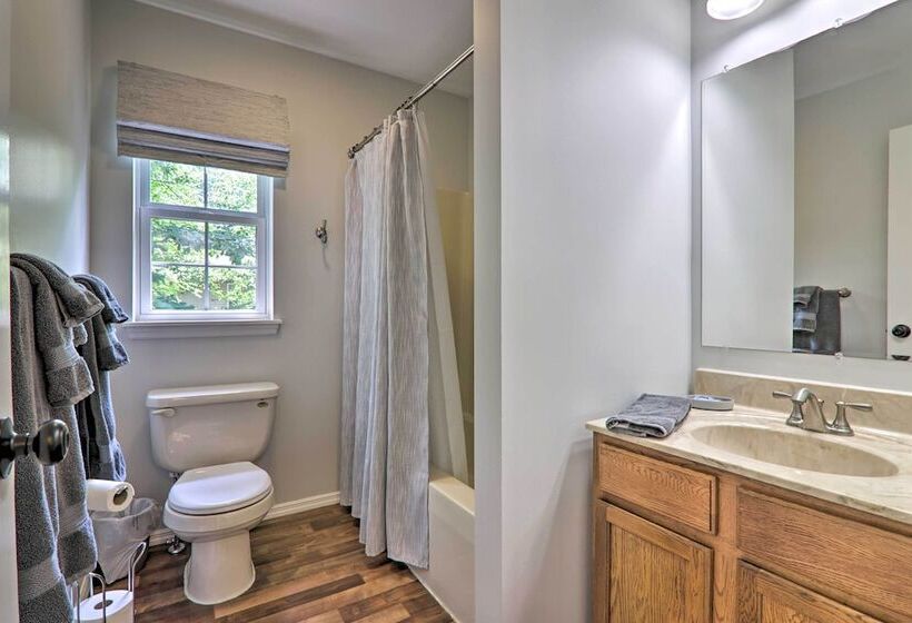 East Stroudsburg Hideaway W/ 2 Community Pools!