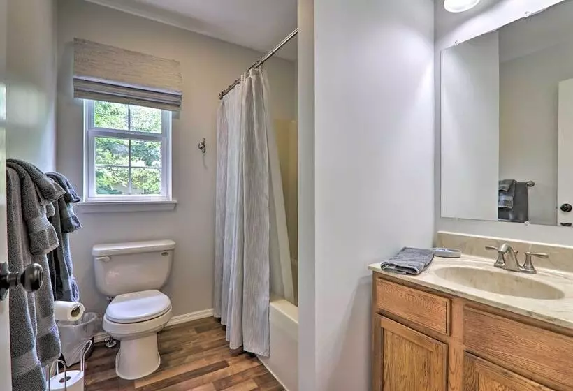 East Stroudsburg Hideaway W/ 2 Community Pools!