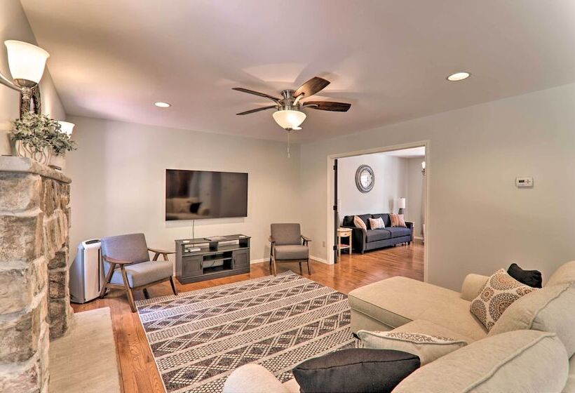 East Stroudsburg Hideaway W/ 2 Community Pools!