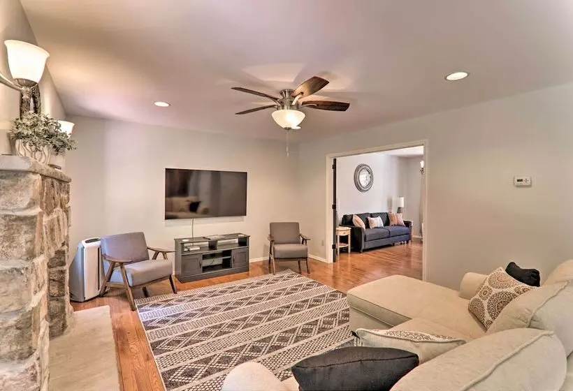 East Stroudsburg Hideaway W/ 2 Community Pools!