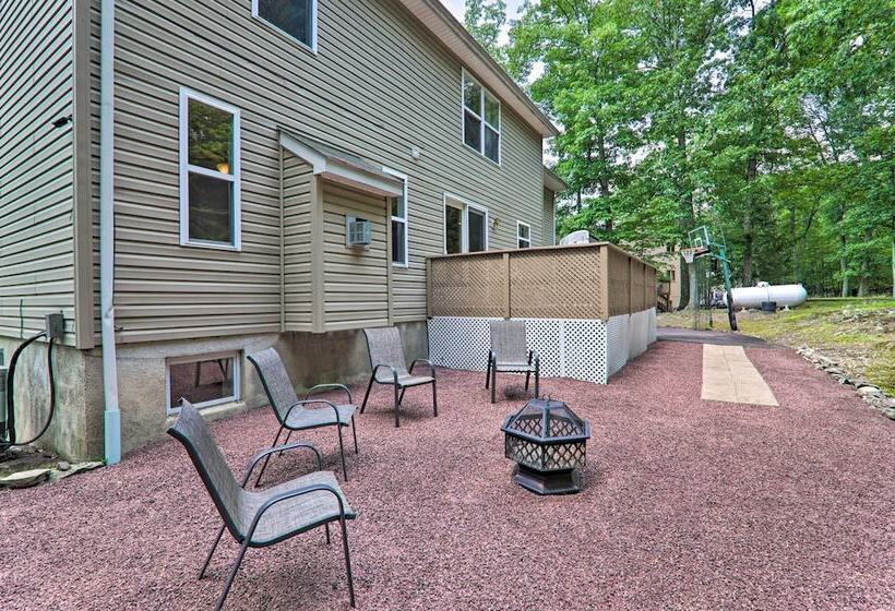East Stroudsburg Hideaway W/ 2 Community Pools!