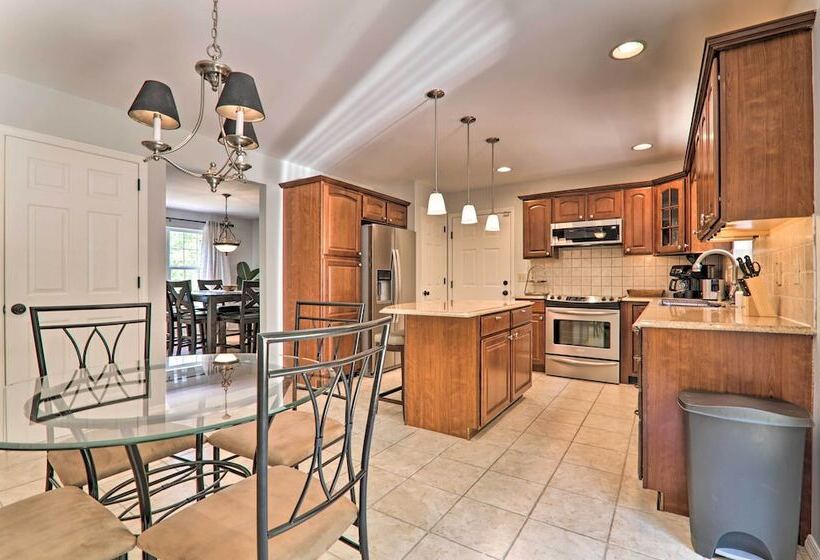 East Stroudsburg Hideaway W/ 2 Community Pools!