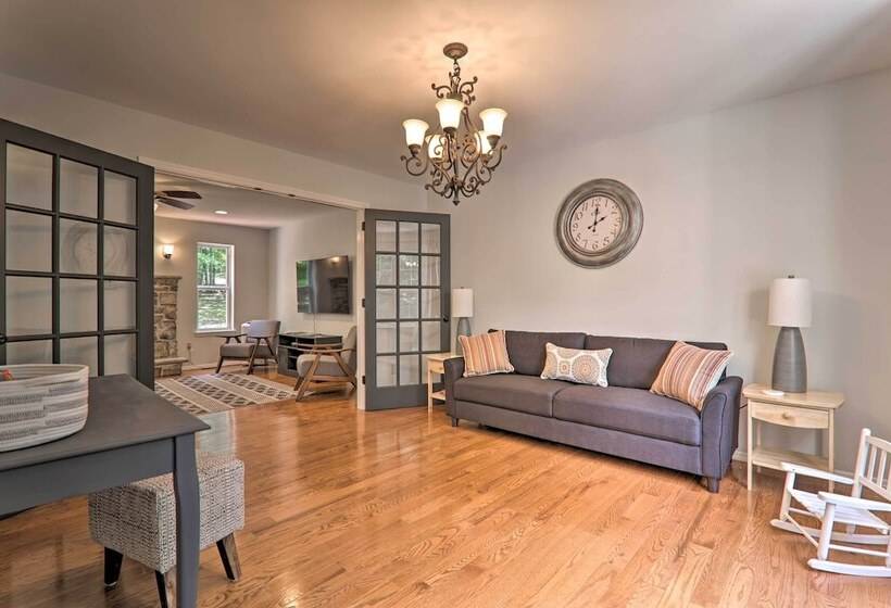 East Stroudsburg Hideaway W/ 2 Community Pools!