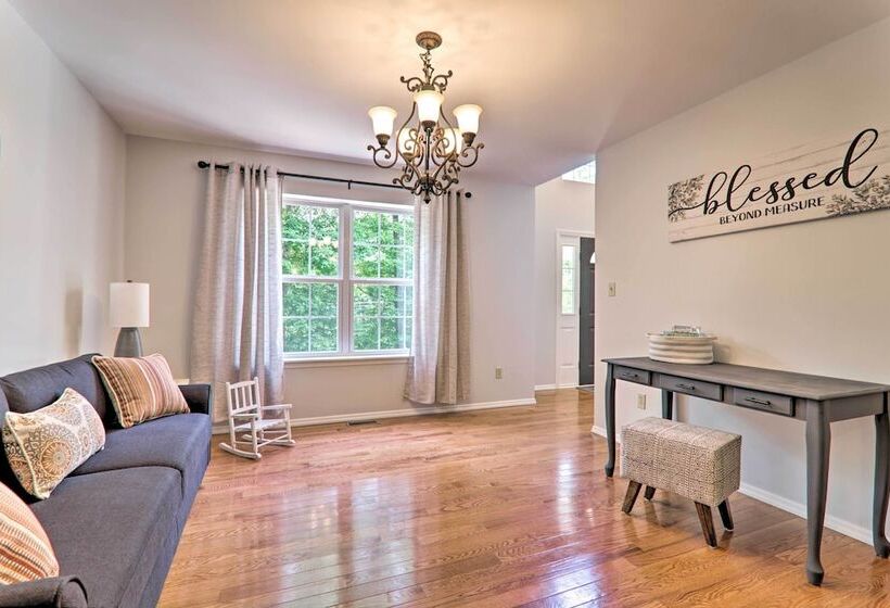 East Stroudsburg Hideaway W/ 2 Community Pools!