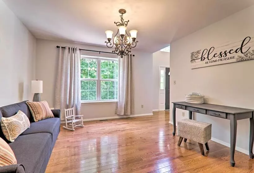 East Stroudsburg Hideaway W/ 2 Community Pools!