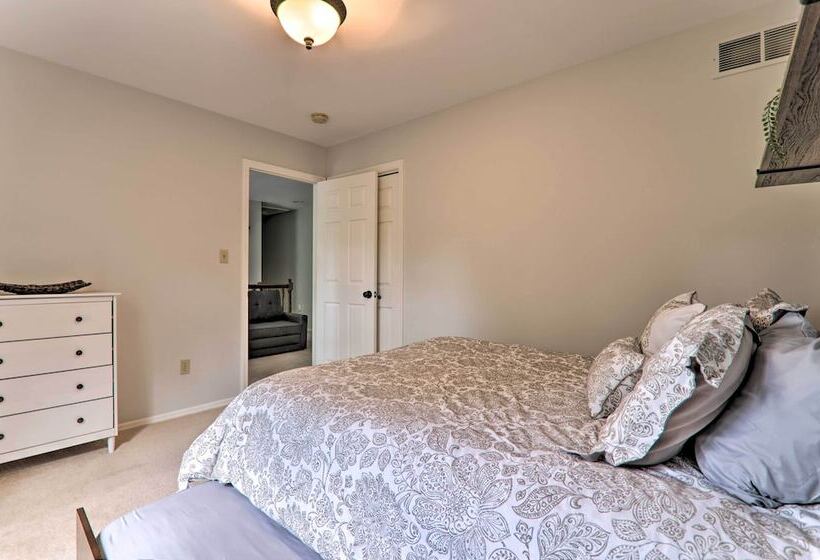 East Stroudsburg Hideaway W/ 2 Community Pools!