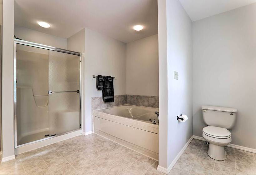 East Stroudsburg Hideaway W/ 2 Community Pools!