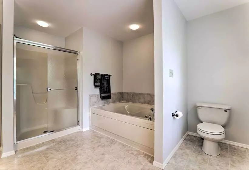 East Stroudsburg Hideaway W/ 2 Community Pools!