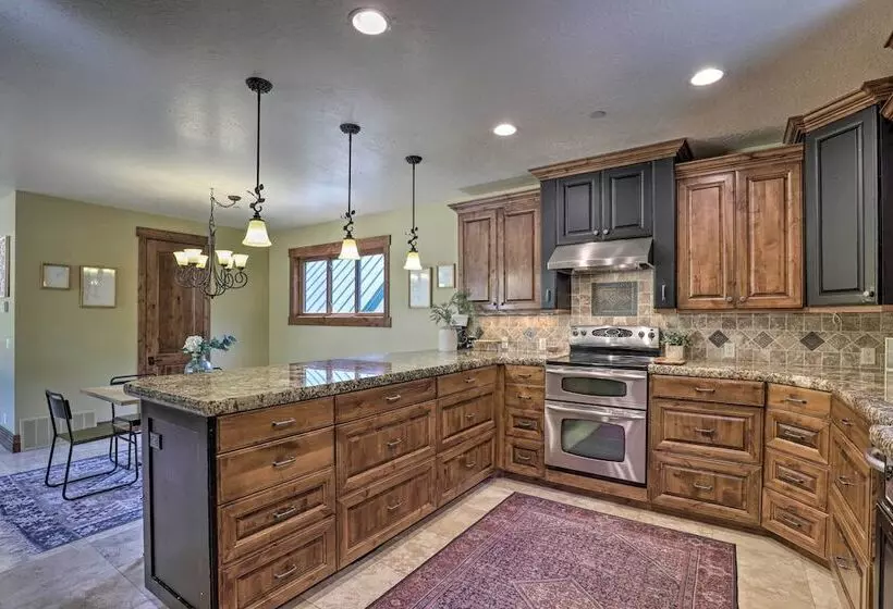 Provo Canyon Cabin  Treehouse  W/ Mountain Views