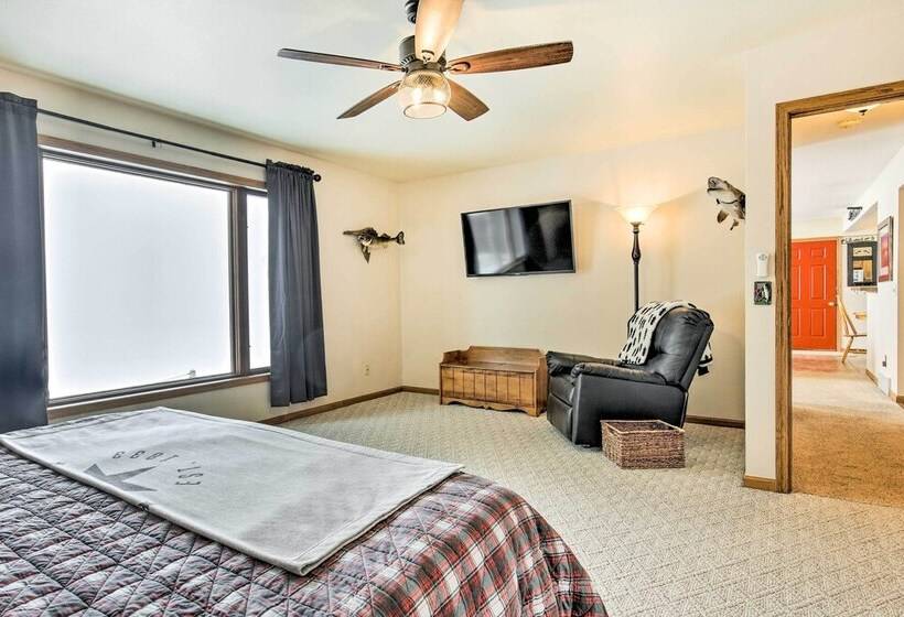 Fishing Haven: Family Home On Indian Lake