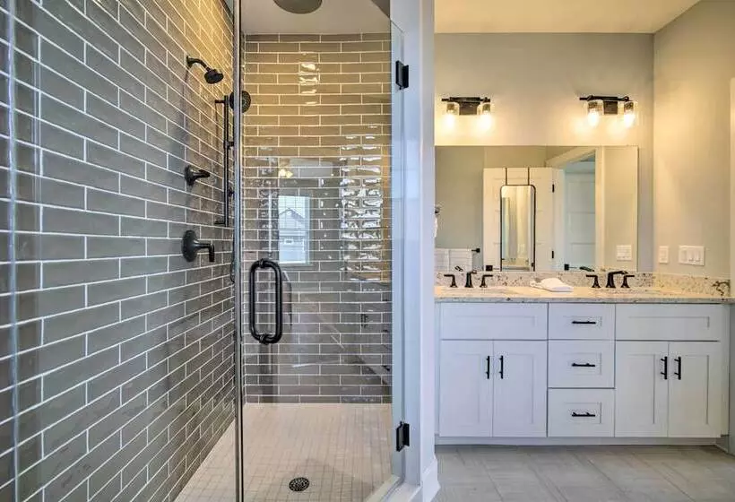 Gorgeous Newly Built Home: Golf Course View!