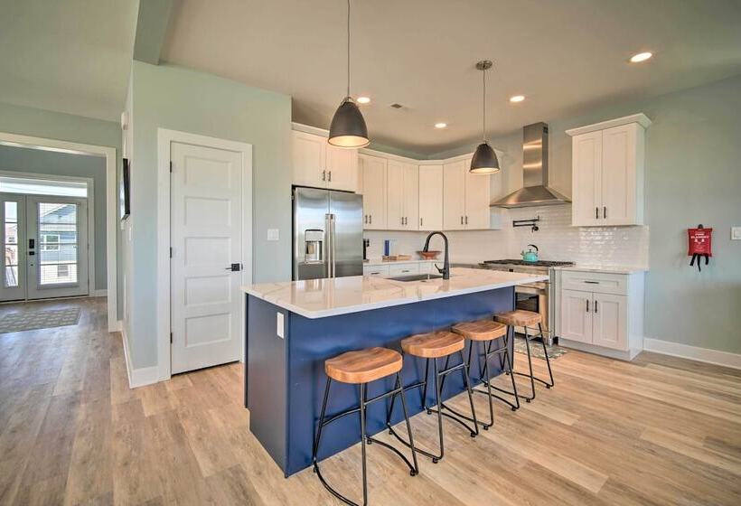 Gorgeous Newly Built Home: Golf Course View!