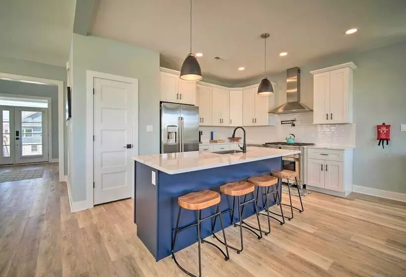 Gorgeous Newly Built Home: Golf Course View!