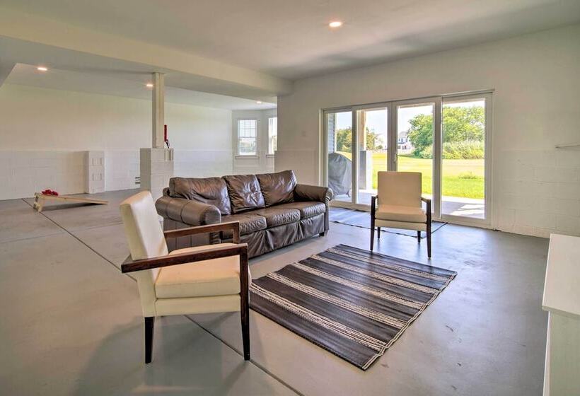 Gorgeous Newly Built Home: Golf Course View!