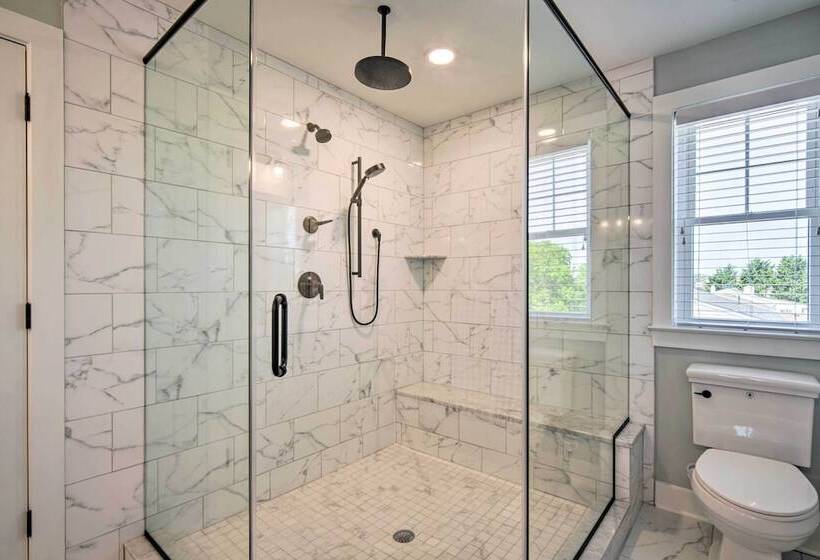 Gorgeous Newly Built Home: Golf Course View!