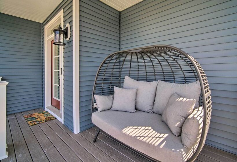 Gorgeous Newly Built Home: Golf Course View!