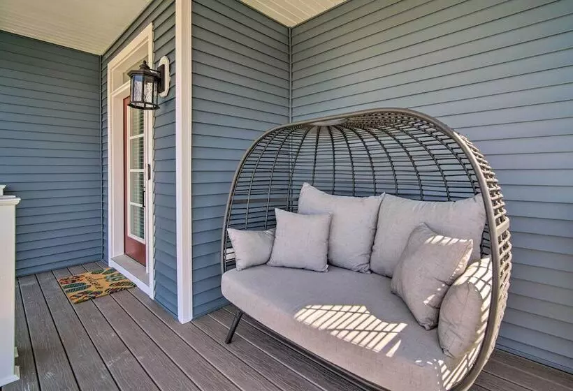 Gorgeous Newly Built Home: Golf Course View!