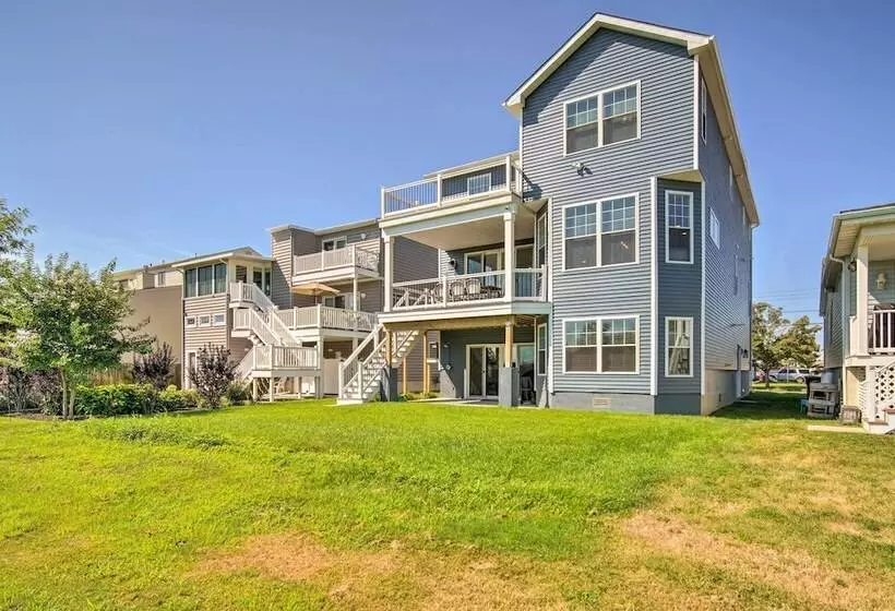 Gorgeous Newly Built Home: Golf Course View!