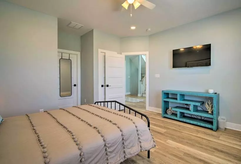 Gorgeous Newly Built Home: Golf Course View!