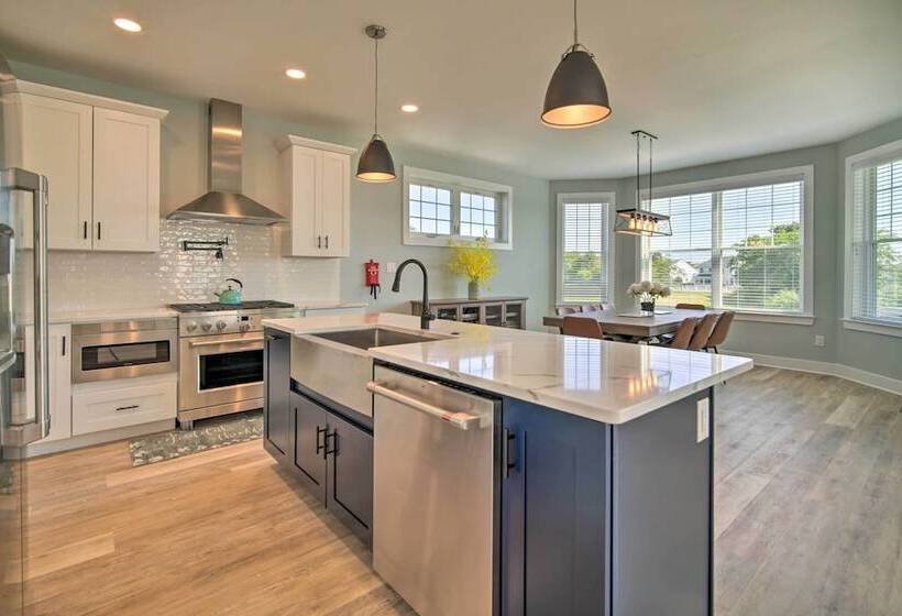 Gorgeous Newly Built Home: Golf Course View!