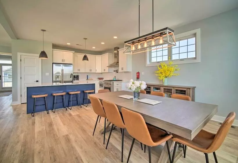 Gorgeous Newly Built Home: Golf Course View!