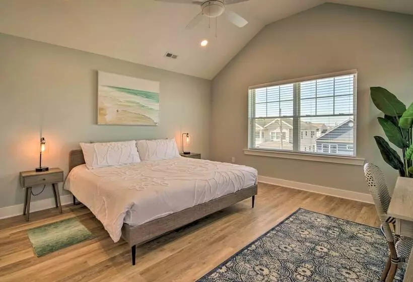 Gorgeous Newly Built Home: Golf Course View!