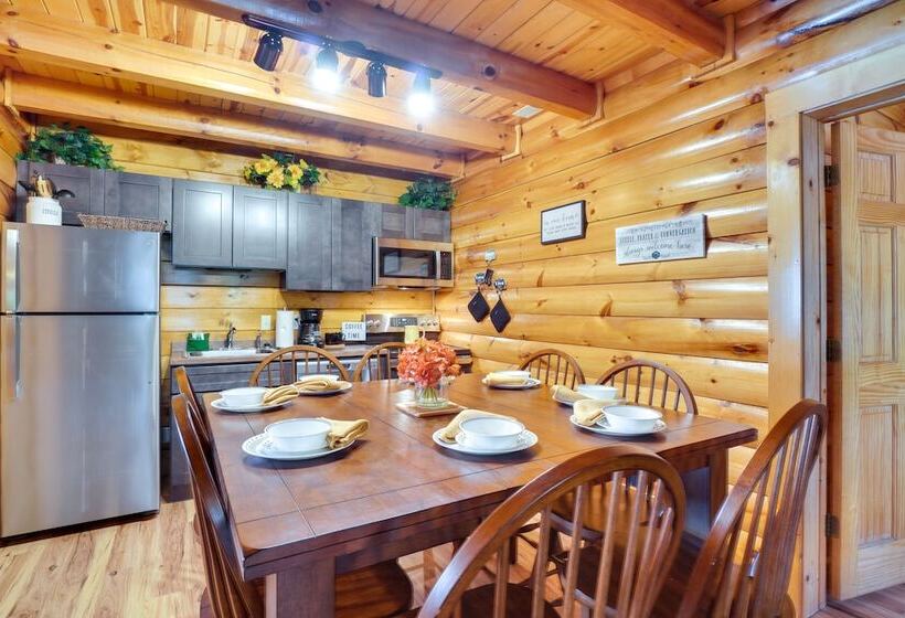 Lovely Gatlinburg Cabin W/ Private Hot Tub!