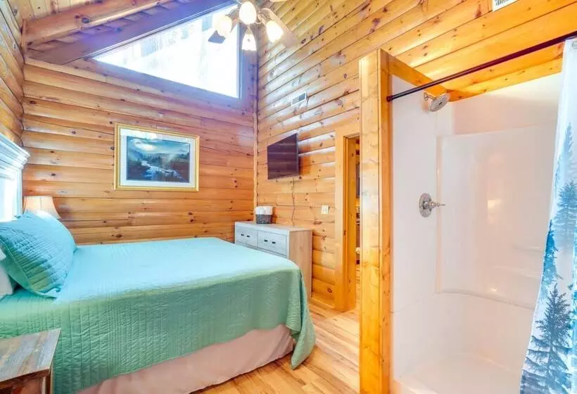 Lovely Gatlinburg Cabin W/ Private Hot Tub!