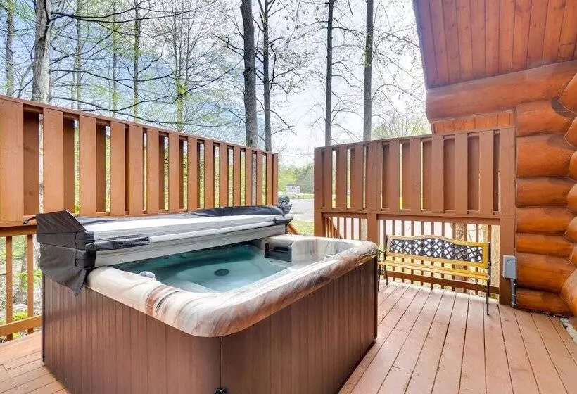 Lovely Gatlinburg Cabin W/ Private Hot Tub!